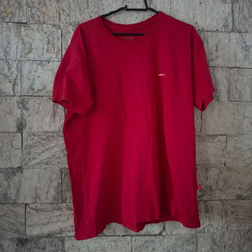 Camiseta Levi's Classic Housemark Vermelha com Bordado