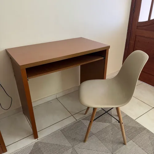 Mesa de computador com gaveta para teclado em MDF anti ranhuras Moveleste com cadeira