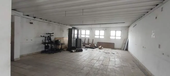 Aluga-se ou Vende Prédio comercial ou residencial para alojamento, 350 m², 03 salões amplo