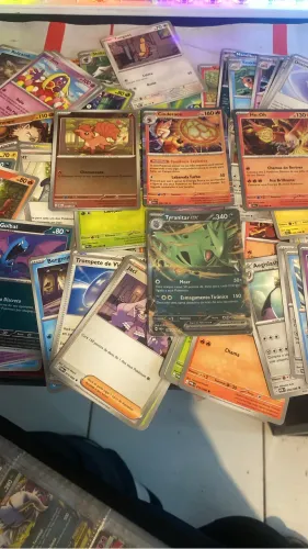 Kit 100 cartas Pokémon, sendo 90 raras, 10 brilhantes e 1 ultra rara 