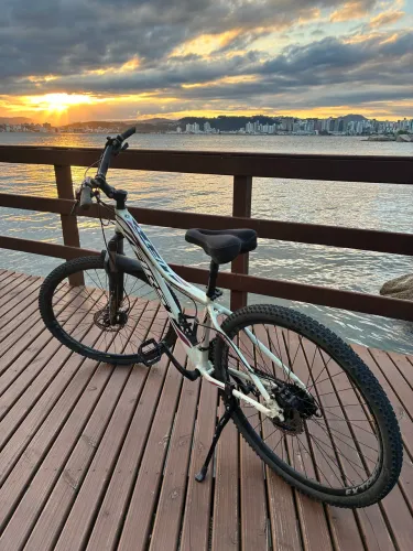 Bicicleta First Lifty 24v aro 29 suspensão trava no ombro
