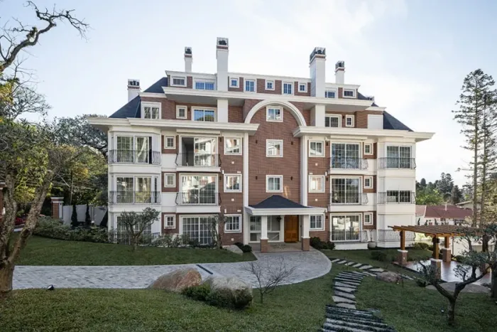 COBERTURA ENSOLARADA JUNTO AO CENTRO DE GRAMADO
