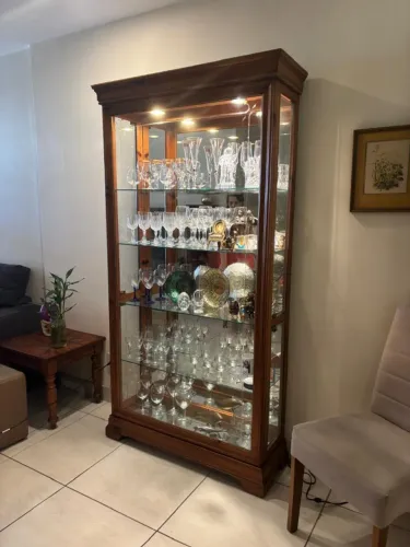 Cristaleira americana com luzes e com taças