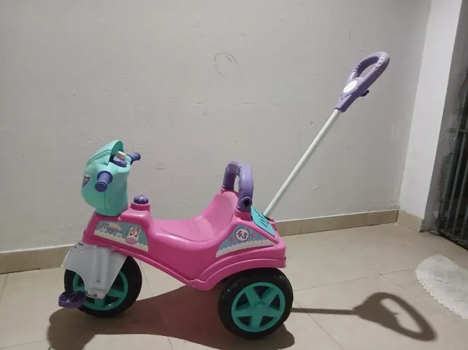 Motoca infantil com pedal alca para empurrar pouco uso