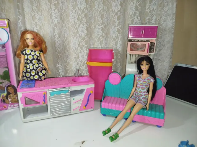 Lote bonecas Barbie + Cozinha 