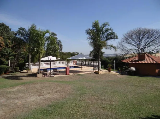 Chácara com Piscina, Campo de Futebol e Pomar Completo à Venda em Indaiatuba/SP
