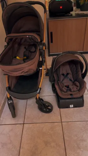 Carrinho e bebê conforto para bebês 