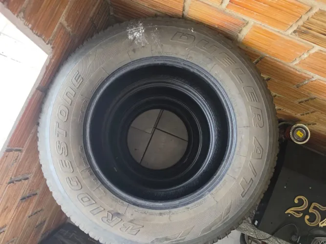 Pneus Bridgestone e Santo Antônio Preto para Hilux