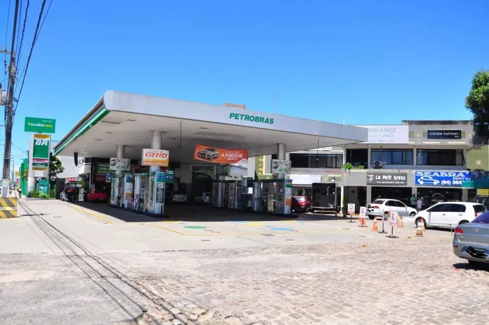 Posto de gasolina na Av. Engenheiro Roberto Freire mais 17 lojas anexas