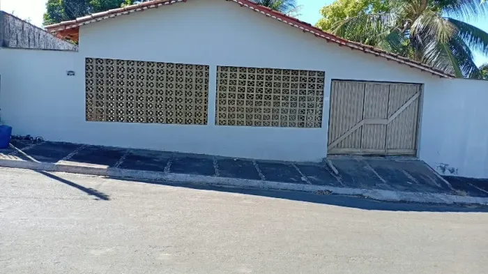 Vende-se casa grande com 2 lotes (cada lote 12X30) em Pequizeiro-TO.