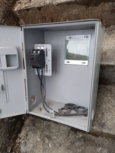 Caixa para padrão de luz 220 vai com disjuntor de 60 amperes 