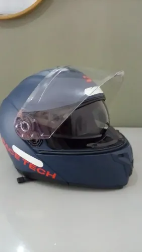 capacete articulado azul com oculos