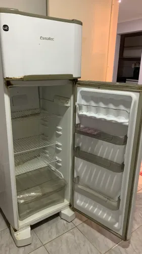 GELADEIRA À VENDA ? PARA CONSERTO OU RETIRADA DE PEÇAS