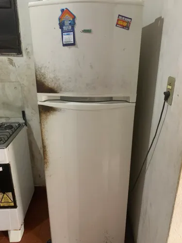 Vende se geladeira para retirada de peças. N gela mais