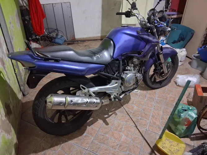 Vendo fezer 2007 preço 8000 mil ou troca por outra moto menor com vouta com tato wth 15991