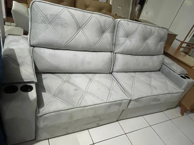 Sofá retrátil e reclinável 2.50 mt com porta copos, moderno, confortável