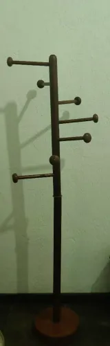 Mancebo cabideiro de chão feito em madeira nobre.