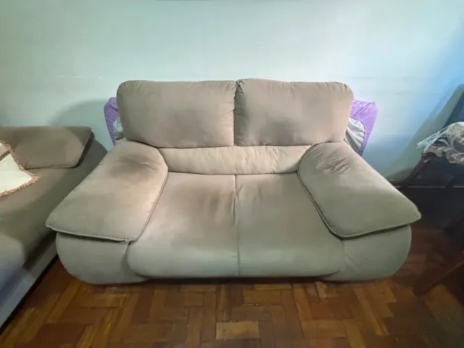 Kit sofás 2 e 3 lugares. Aceito negociações de valores. Sofá aveludado em ótimo estado.