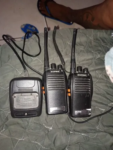 Vendo walkie talkie com carregador semi-novo