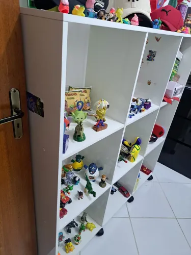 ARMÁRIO Branco com vários nichos.
