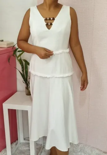 Vestido midi off white em linho e algodão SOUQ