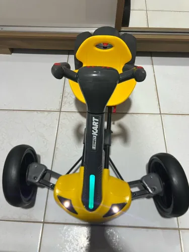 Vendo quadriciclo elétrico em perfeito estado, usado poucas vezes. Aceito cartão