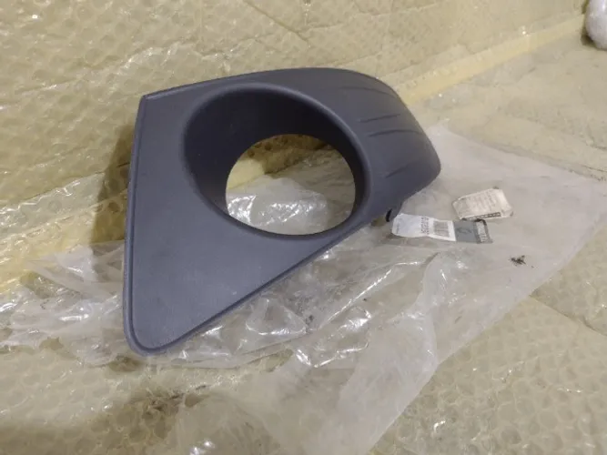 Moldura do Farol de Milha Le Com Furo Renault Logan / Sandero 2011 a 2013