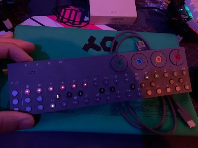 Sintetizador Teenage Engineering OP-Z com case, OP-Rumble e OP-Lab