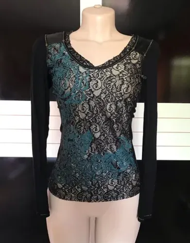Blusa Preta com vários detalhes