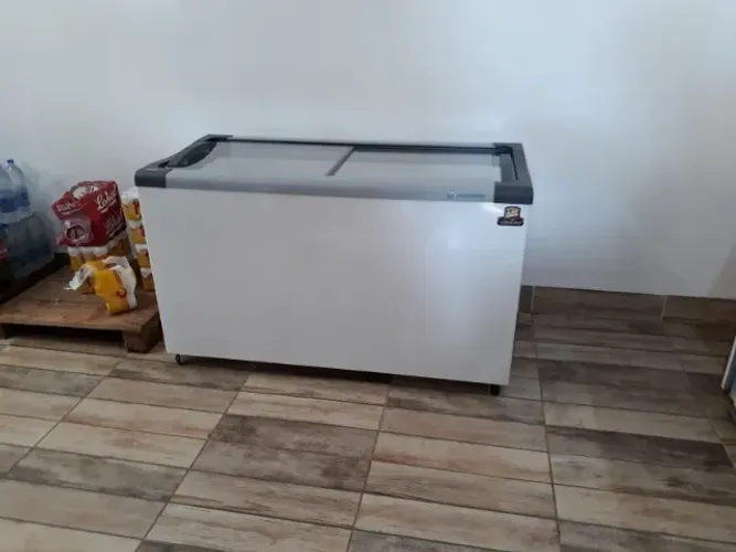 Freezer horizontal tampa de vidro Metalfrio (sorvetes e congelados)