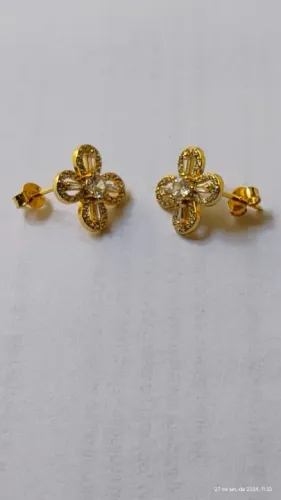 Par de Brinco cravejado com zircônias e Folheado a ouro 18k