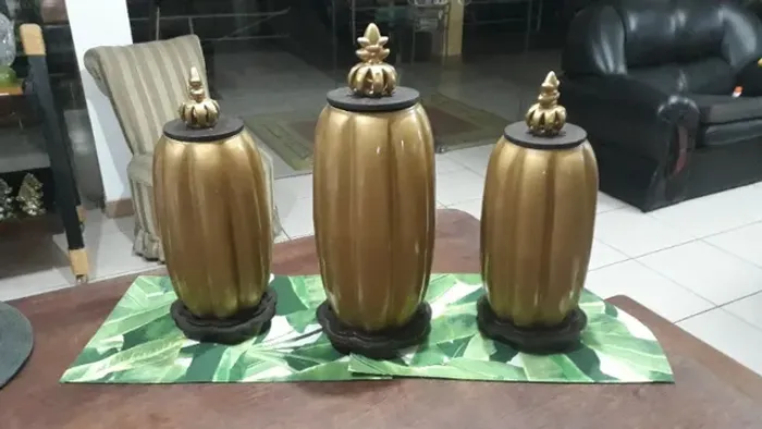 vasos decorativos dourados com tampas coroa