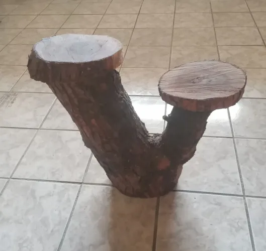 Mesa de centro rústica de tronco de árvore