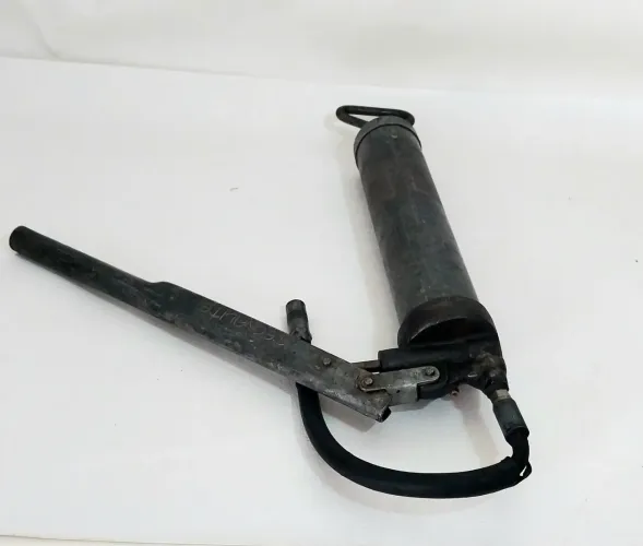 Antiga Bomba Manual para Aplicação de Graxa, com extensor de borracha flexível e bico