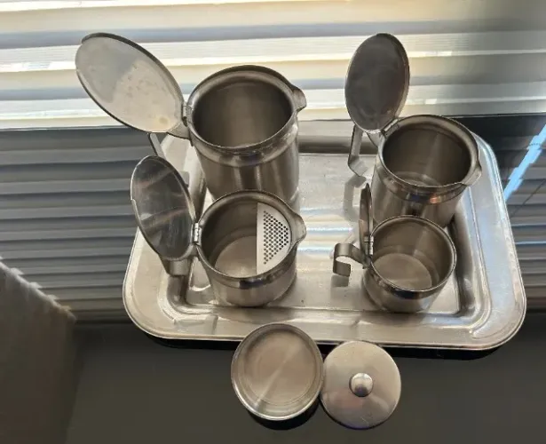 aparelho para servir café / leite / chá em inox com bandeja