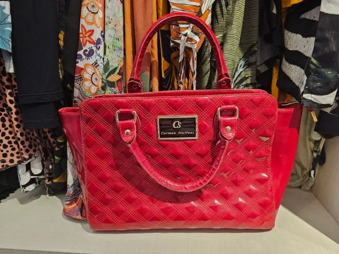 Linda bolsa Carmen steffens com pequena avaria na lateral