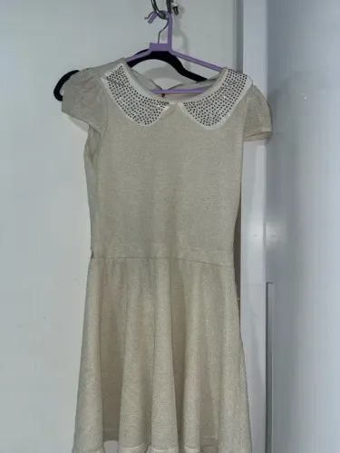 Vestido branco infantil com detalhes em pedrarias