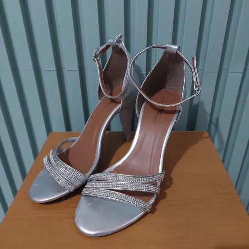 Sandalia com salto 8 centímetros tamanho 38