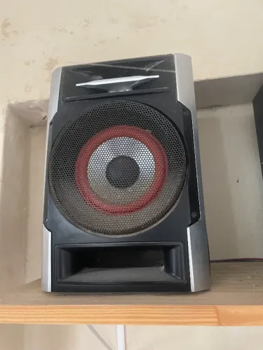 Toca Rádio e CD Phillips,, dois caixas e controle remoto. Apenas o toca CD não funciona