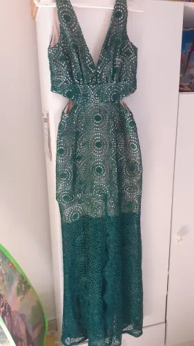 Vestido de festa com detalhes em renda