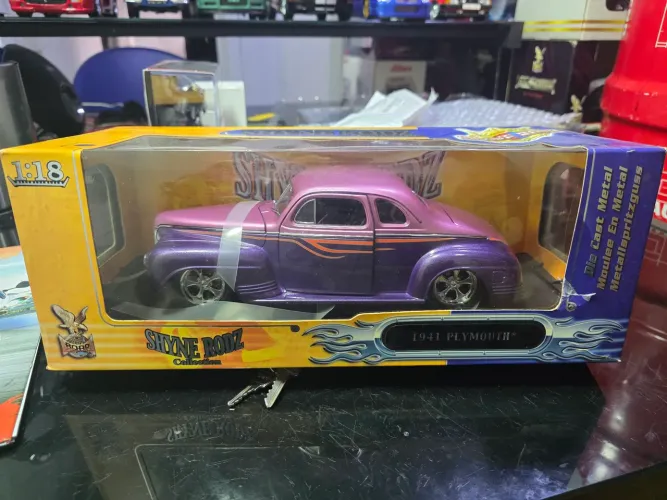 Miniatura 1:18 plymouth 1941 edição Shane rodz com dados no retrovisor int