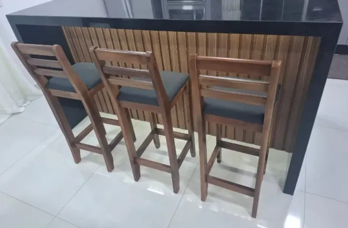 Banqueta Alta Madeira Encosto E Assento Em Estofado