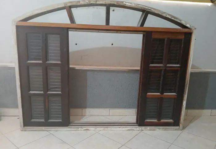 Janela de madeira maciça estilo colonial