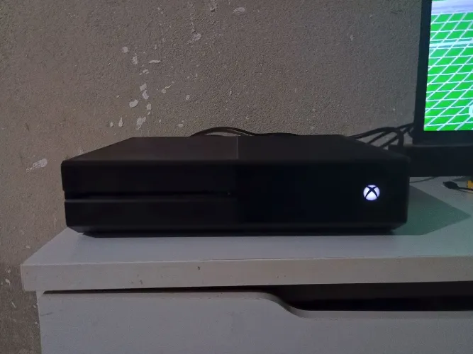 Xbox One Fat Semi-novo, 500GB, Acompanha 1 controle, LEIA A DESCRIÇÃO ANTES DE COMPRAR 