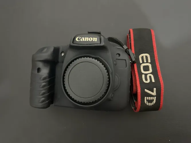 Canon 7D + 2 baterias + 2 cartões (SANDISK) + Lente Canon 18-55 + cabo tethering