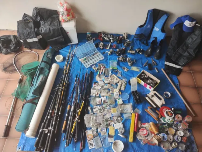 lote de itens de pesca