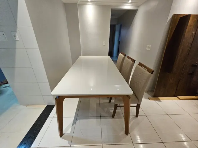 Mesa de Jantar Elegante na madeira pronta entrega