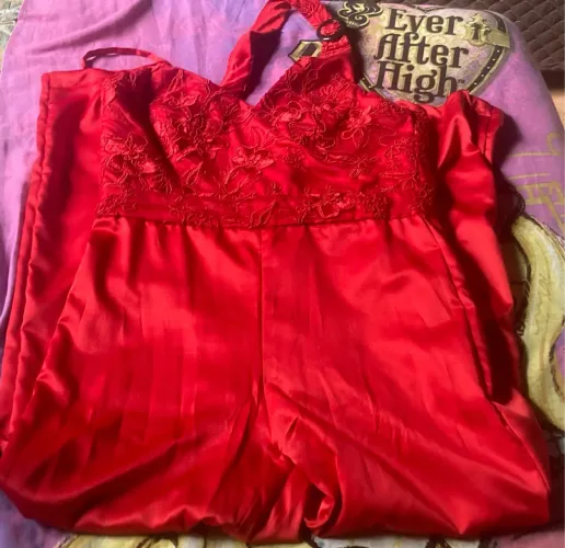 Macacão vermelho social bordado e acetinado