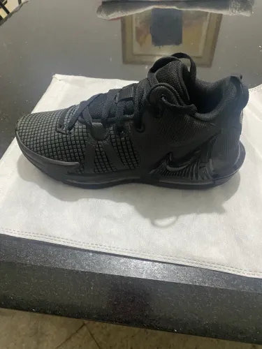 Tênis Nike LeBron Witness VII