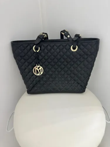Bolsa de mão preta em couro com detalhes dourados Santa Marinella